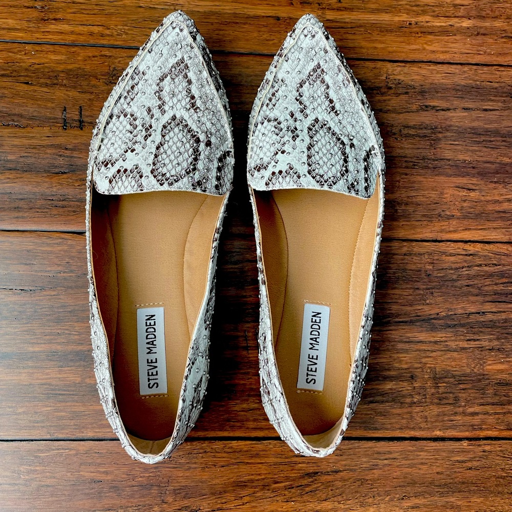 STEVE MADDEN Studded Feather Flats White Snakeskin sz 8.5